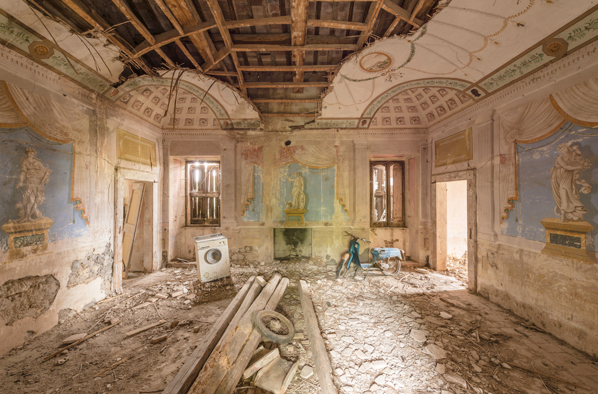 Il capture les fresques des palais abandonnés pour des photos envoûtantes et mystérieuses ! By Mélissa N.  Fresques-abandon-photographie-romain-veillon-13