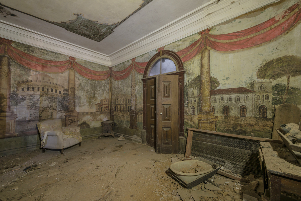 Il capture les fresques des palais abandonnés pour des photos envoûtantes et mystérieuses ! By Mélissa N.  Fresques-abandon-photographie-romain-veillon-14