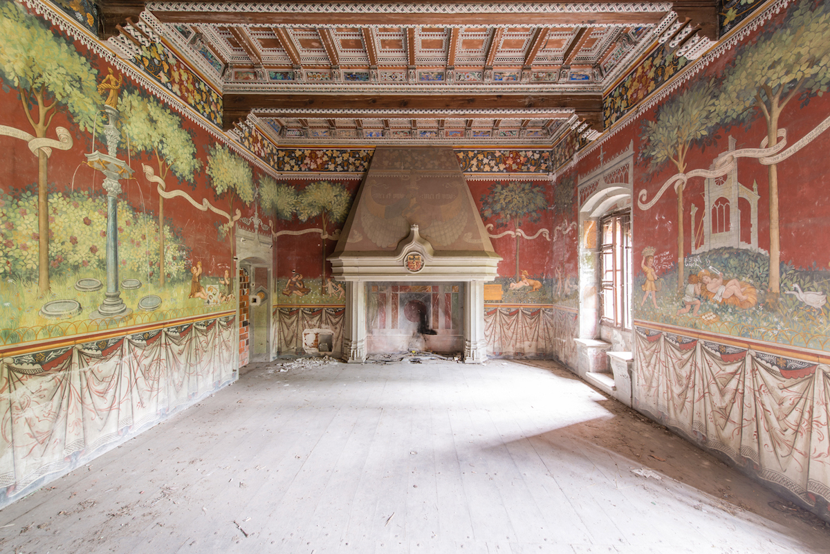 Il capture les fresques des palais abandonnés pour des photos envoûtantes et mystérieuses ! By Mélissa N.  Fresques-abandon-photographie-romain-veillon-15