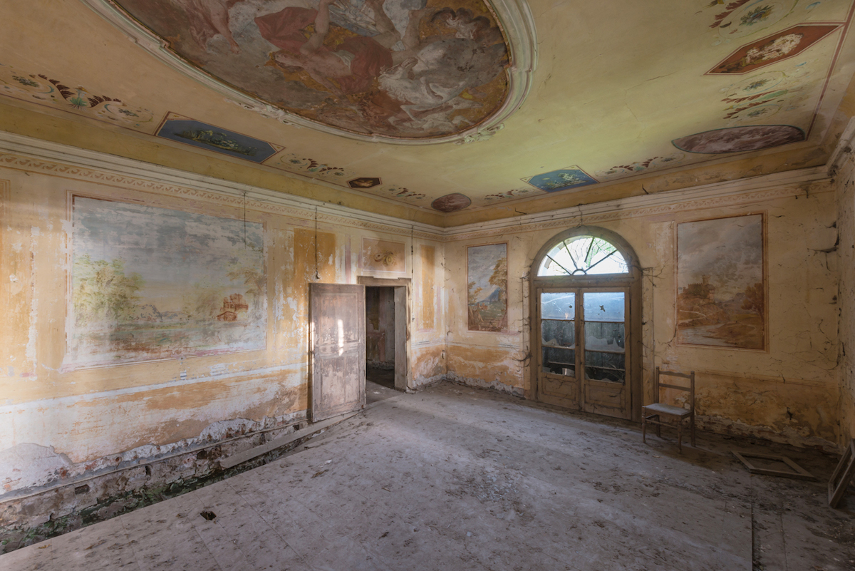 Il capture les fresques des palais abandonnés pour des photos envoûtantes et mystérieuses ! By Mélissa N.  Fresques-abandon-photographie-romain-veillon-16