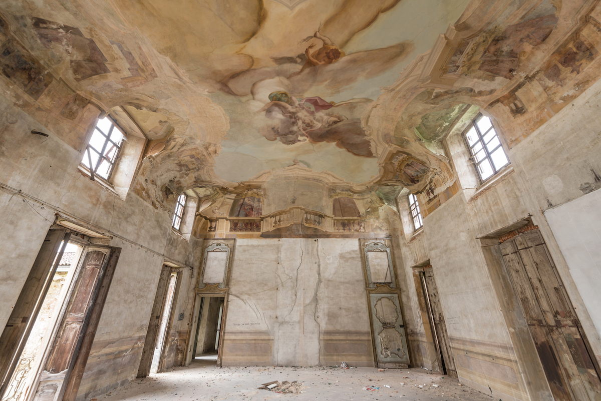 Il capture les fresques des palais abandonnés pour des photos envoûtantes et mystérieuses ! By Mélissa N.  Fresques-abandon-photographie-romain-veillon-17