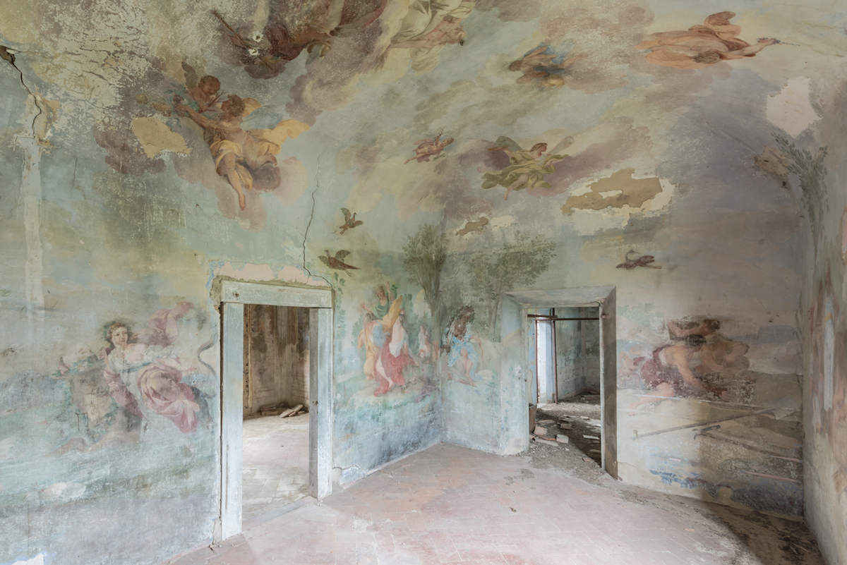 Il capture les fresques des palais abandonnés pour des photos envoûtantes et mystérieuses ! By Mélissa N.  Fresques-abandon-photographie-romain-veillon-2
