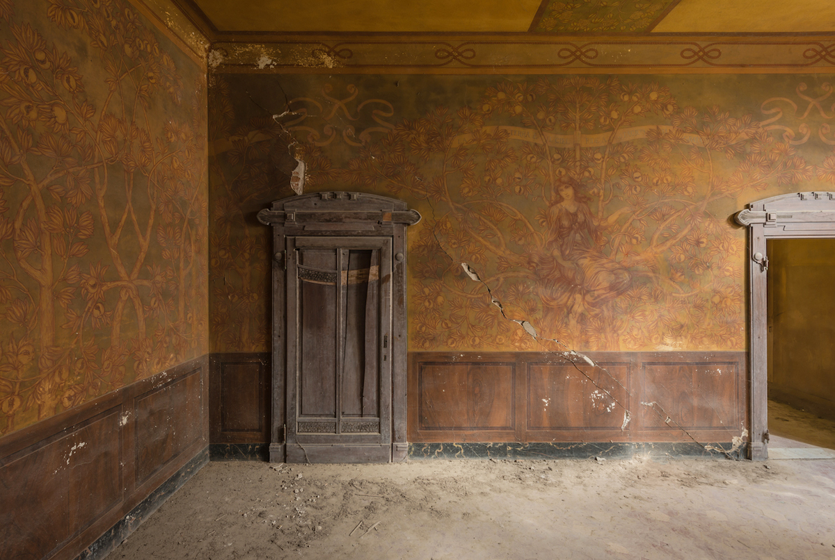 Il capture les fresques des palais abandonnés pour des photos envoûtantes et mystérieuses ! By Mélissa N.  Fresques-abandon-photographie-romain-veillon-3