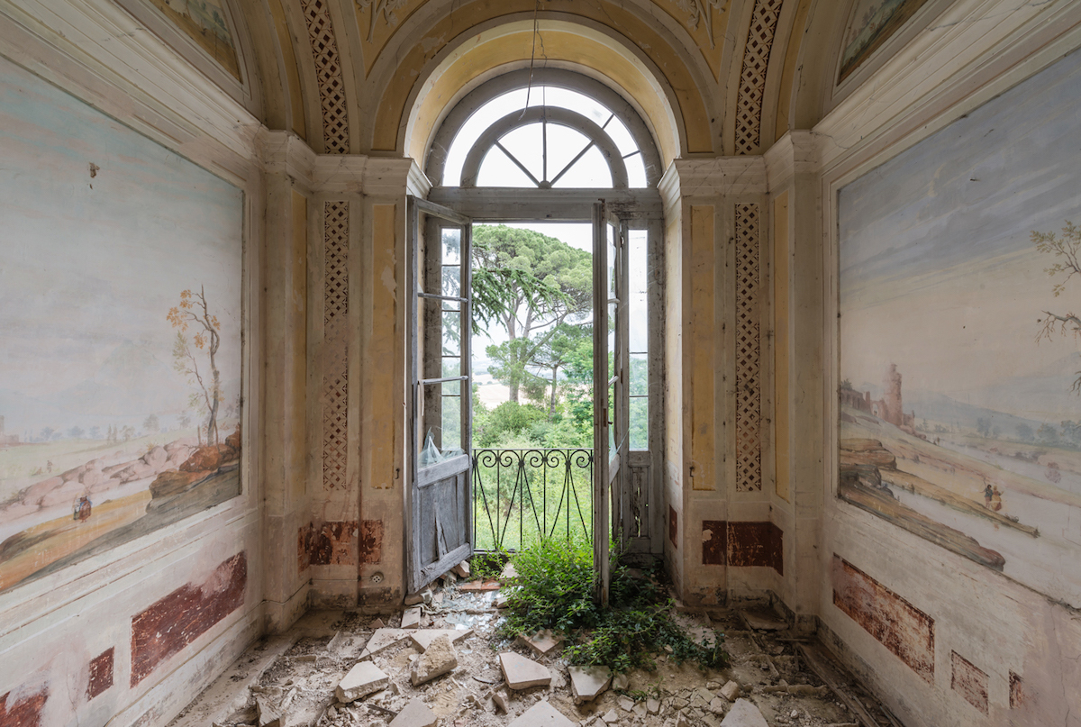 Il capture les fresques des palais abandonnés pour des photos envoûtantes et mystérieuses ! By Mélissa N.  Fresques-abandon-photographie-romain-veillon-5