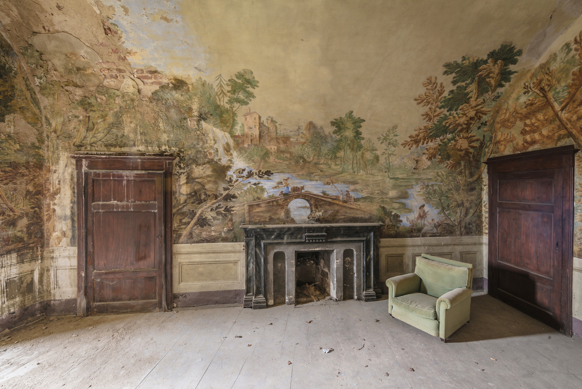 Il capture les fresques des palais abandonnés pour des photos envoûtantes et mystérieuses ! By Mélissa N.  Fresques-abandon-photographie-romain-veillon-6