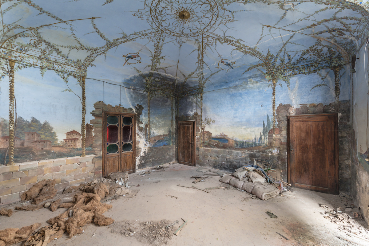 Il capture les fresques des palais abandonnés pour des photos envoûtantes et mystérieuses ! By Mélissa N.  Fresques-abandon-photographie-romain-veillon-8