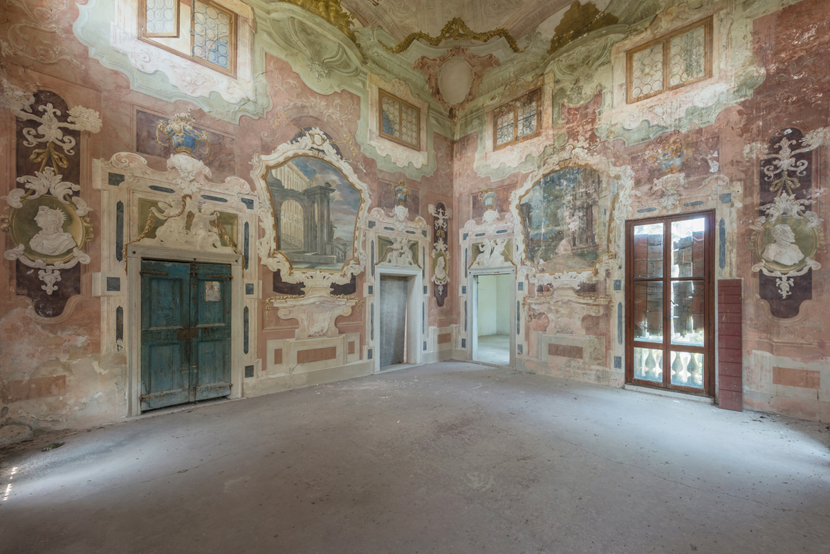 Il capture les fresques des palais abandonnés pour des photos envoûtantes et mystérieuses ! By Mélissa N.  Fresques-abandon-photographie-romain-veillon-9