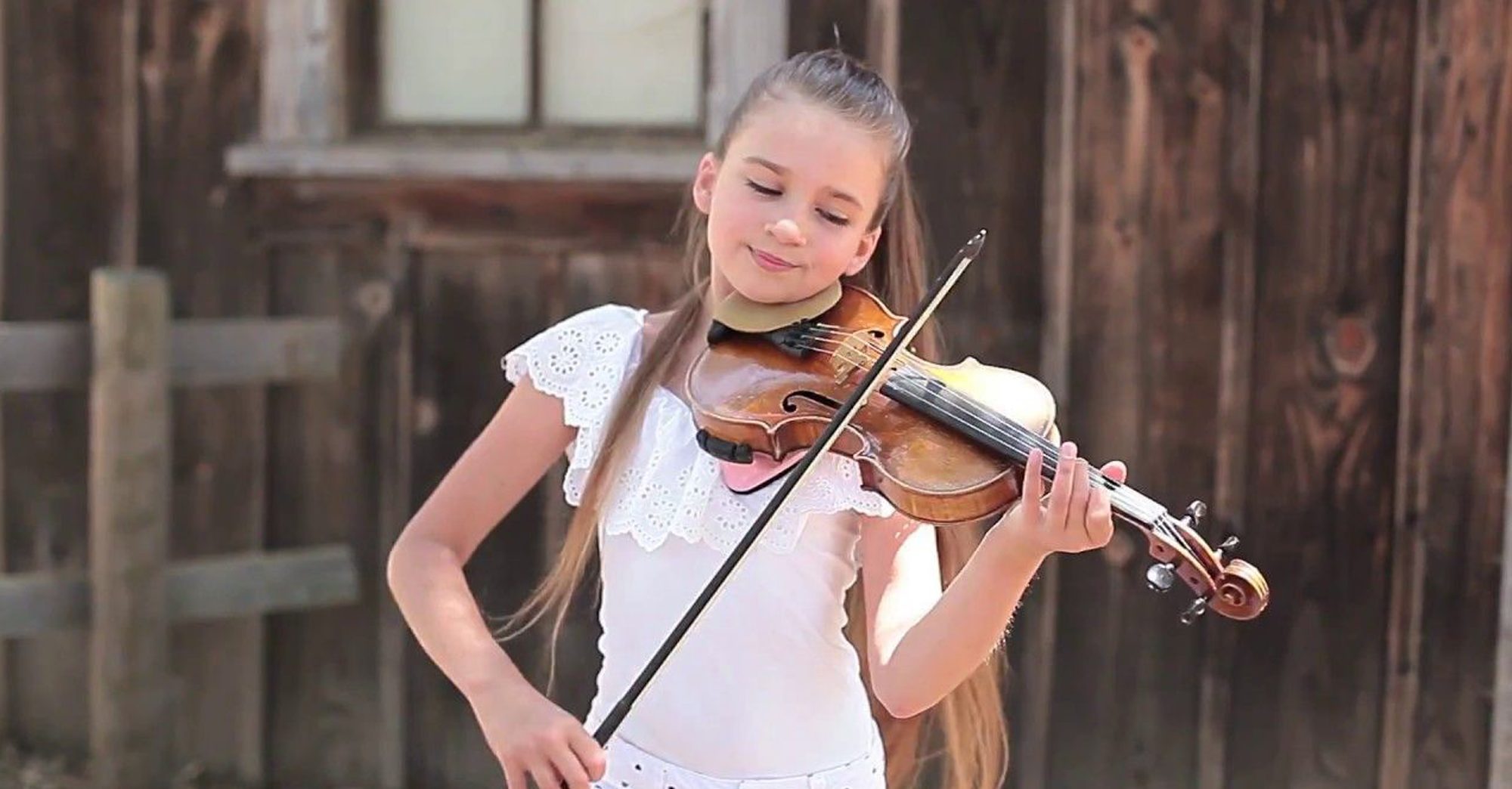 À seulement 10 ans, cette enfant prodige du violon surprend internet avec  ses concerts de rue