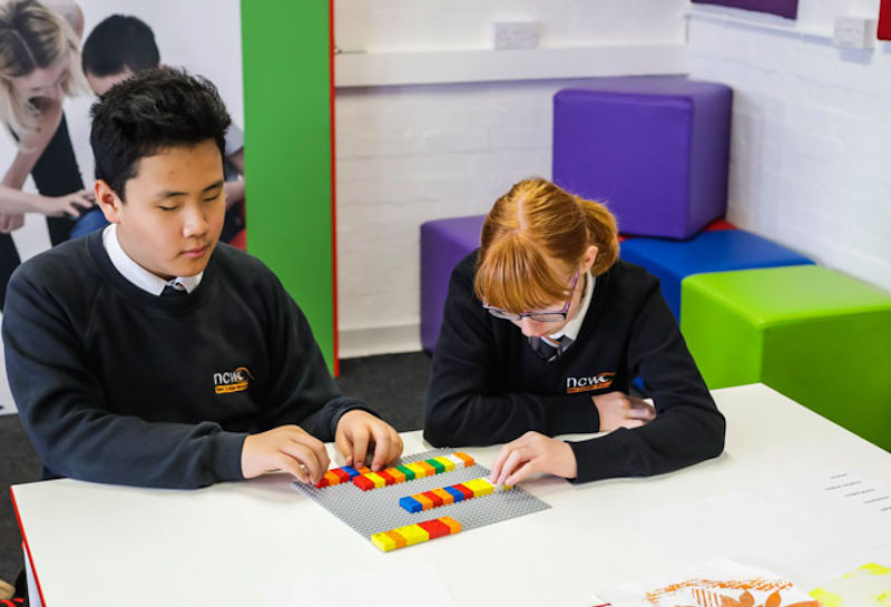LEGO lance officiellement des briques pour faciliter l’apprentissage du braille chez les enfants ! By Victor M.  Lego-briques-braille-10