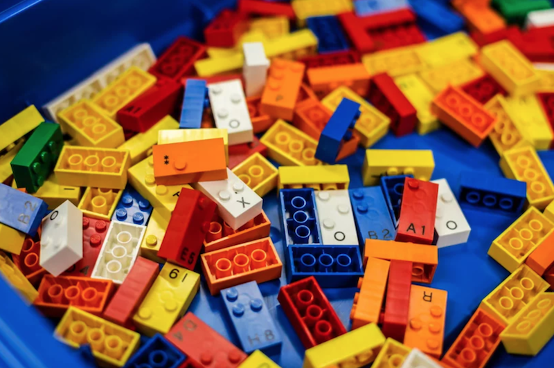 LEGO lance officiellement des briques pour faciliter l’apprentissage du braille chez les enfants ! By Victor M.  Lego-briques-braille-2