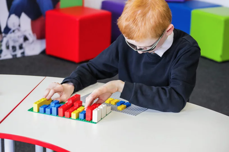 LEGO lance officiellement des briques pour faciliter l’apprentissage du braille chez les enfants ! By Victor M.  Lego-briques-braille-3