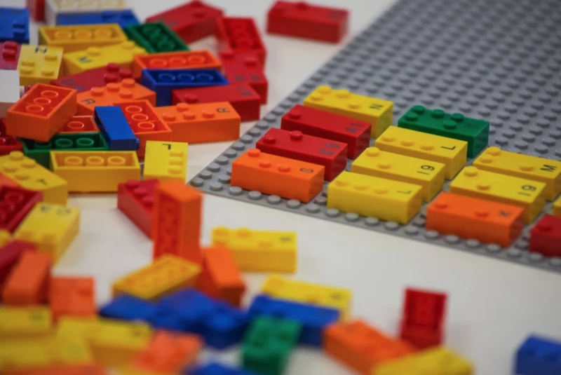 LEGO lance officiellement des briques pour faciliter l’apprentissage du braille chez les enfants ! By Victor M.  Lego-briques-braille-4
