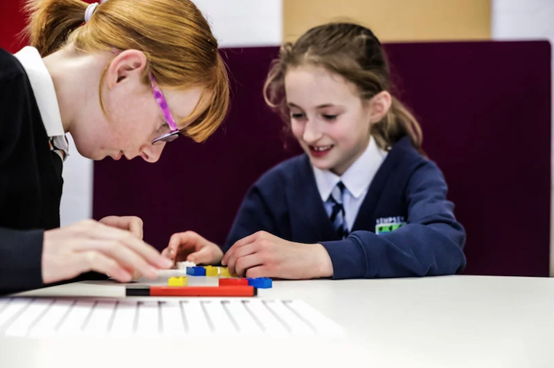 LEGO lance officiellement des briques pour faciliter l’apprentissage du braille chez les enfants ! By Victor M.  Lego-briques-braille-5