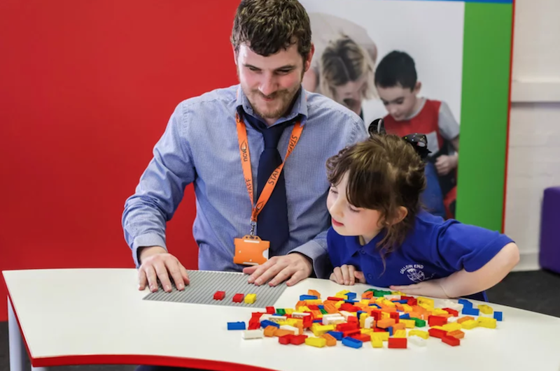 LEGO lance officiellement des briques pour faciliter l’apprentissage du braille chez les enfants ! By Victor M.  Lego-briques-braille-6