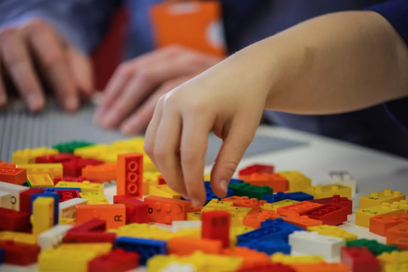 LEGO lance officiellement des briques pour faciliter l’apprentissage du braille chez les enfants ! By Victor M.  Lego-briques-braille-7