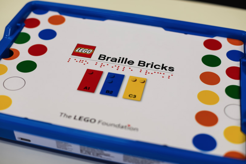 LEGO lance officiellement des briques pour faciliter l’apprentissage du braille chez les enfants ! By Victor M.  Lego-briques-braille-8
