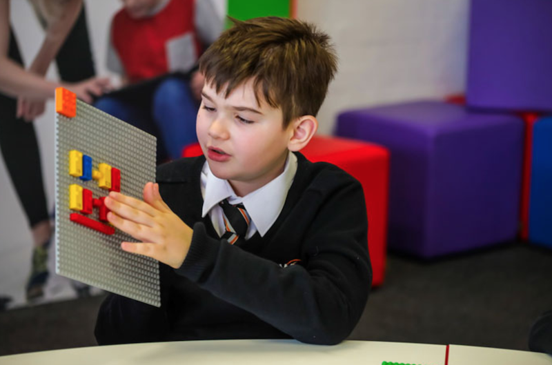 LEGO lance officiellement des briques pour faciliter l’apprentissage du braille chez les enfants ! By Victor M.  Lego-briques-braille-9