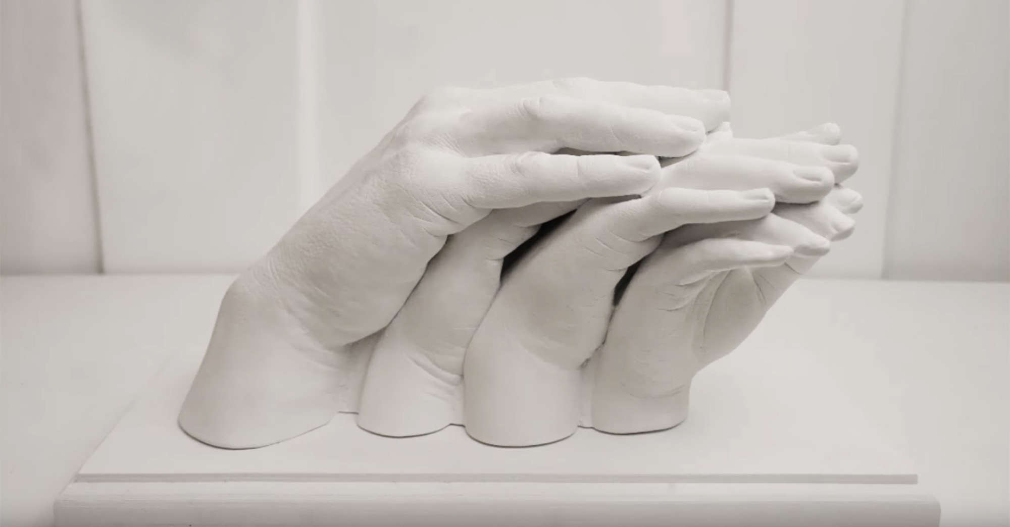 Les Empreintes de votre Famille en 3D − Réalisez vos mains en 3D avec votre  famille - Sculpture réaliste des mains, Jusqu'à 5 mains (avec Support en  bois, tout le matériel inclus) 