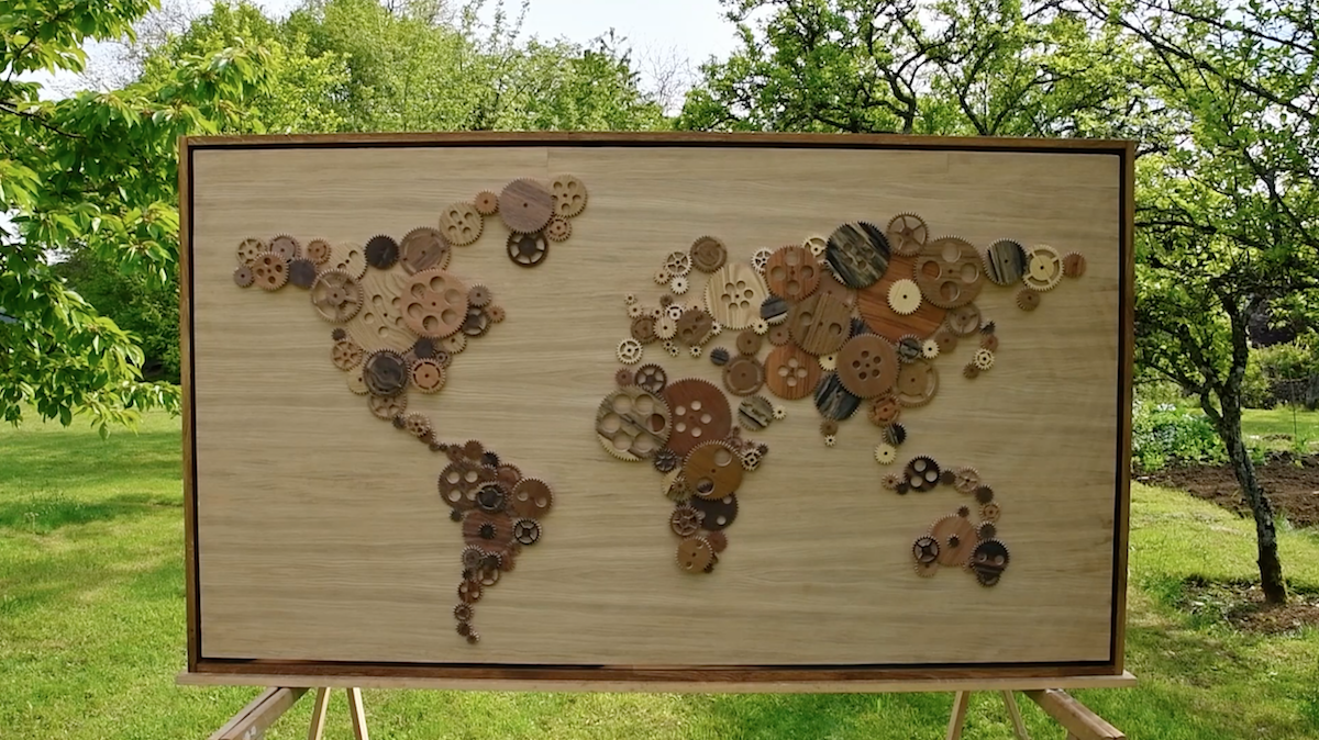 Carte du monde engrenages bois