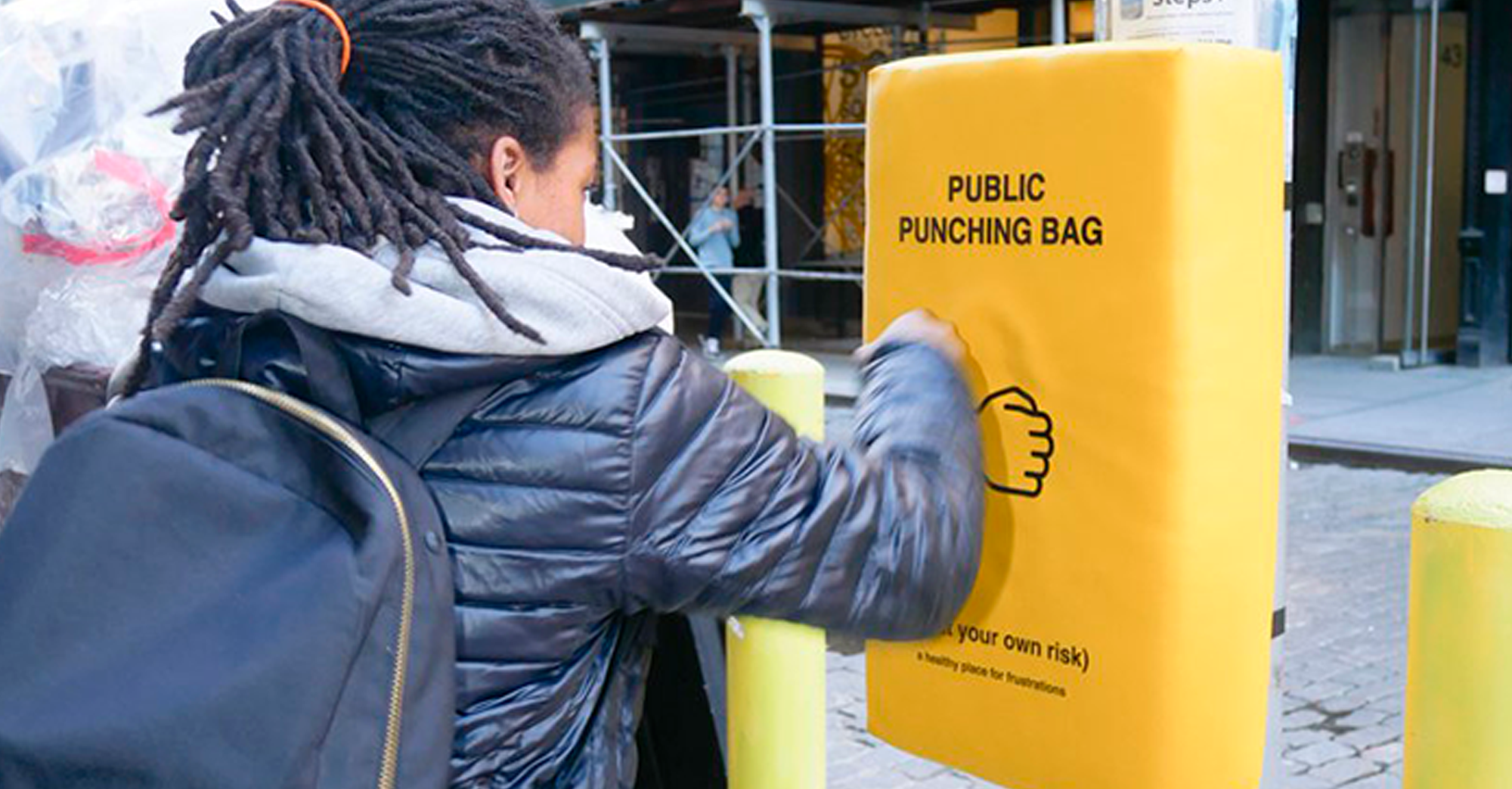 À New York, des sacs de frappe sont installés dans la rue pour soulager votre colère