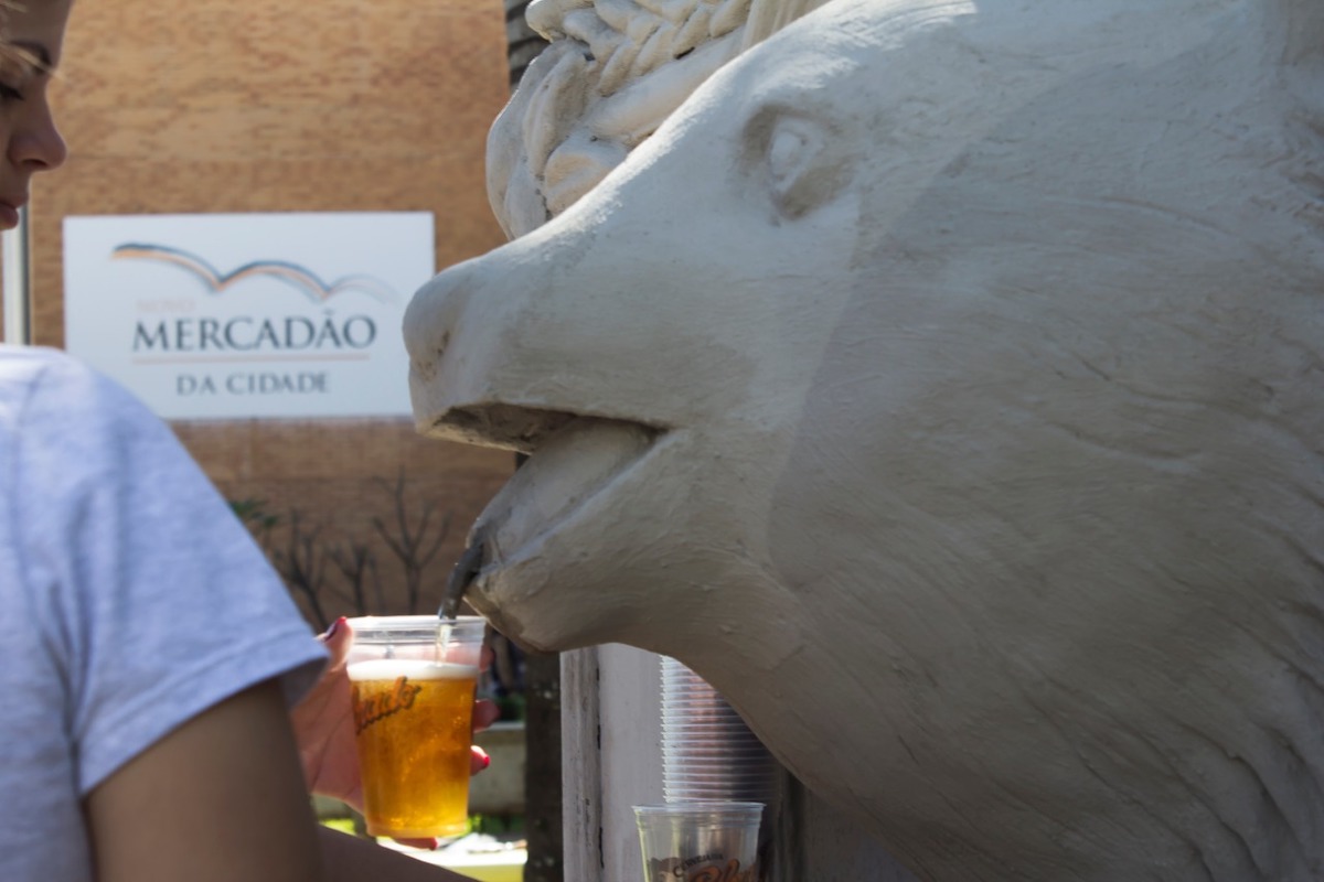 Une fontaine à bière gratuite en forme d'ours dans la ville de São Paulo