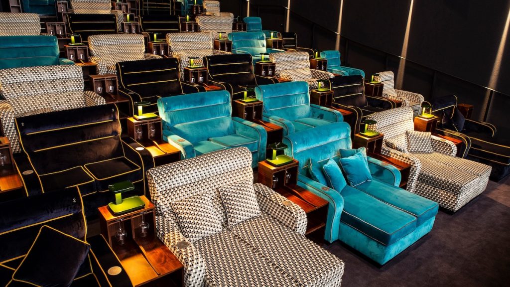 Des canapés lits dans un cinéma Pathé en Suisse