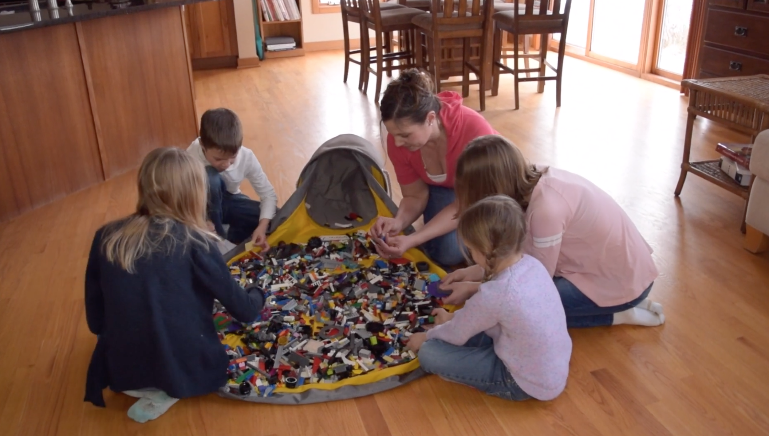 Cet ingénieux sac de jeux a été conçu pour ne plus marcher sur les LEGO