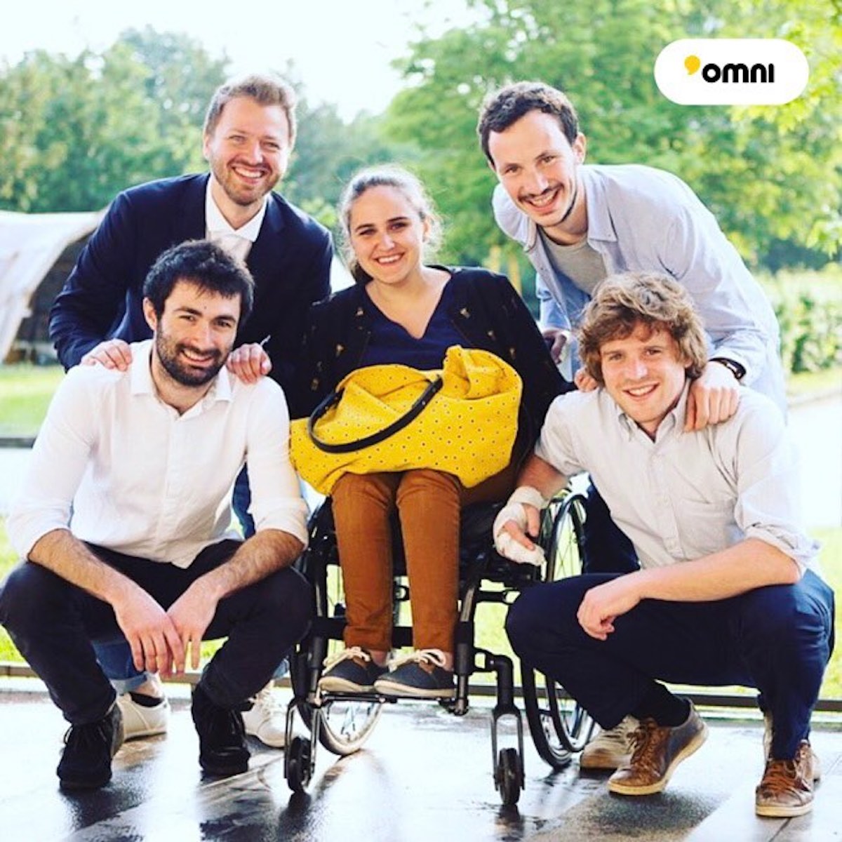 Équipe Omni fixation trottinette électrique à un fauteuil roulant