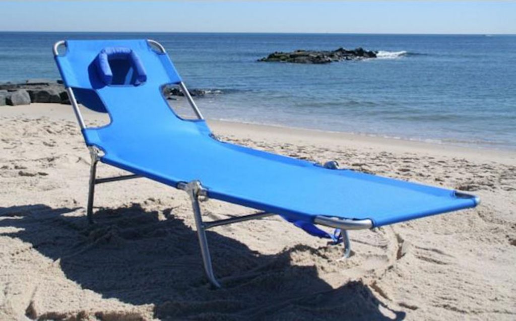 Cette chaise longue a été conçue pour vous permettre de lire tout en