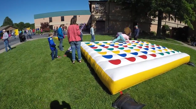 Un Twister gonflable géant existe pour pimenter vos prochaines