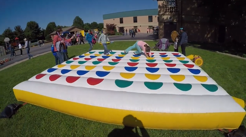 Un Twister gonflable géant existe pour pimenter vos prochaines