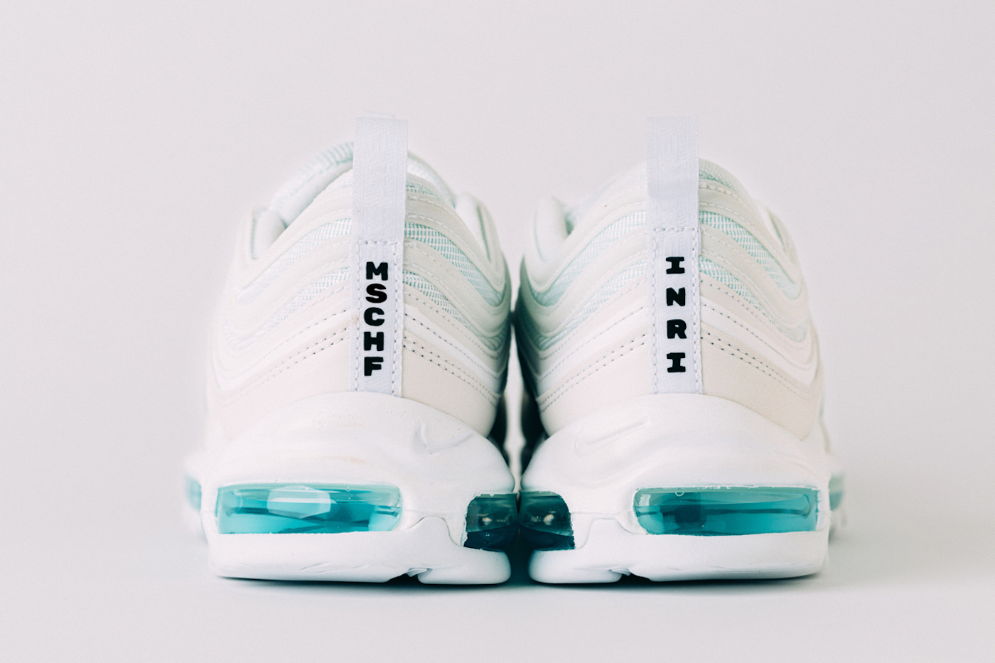 Ces sneakers �??J?�sus�?? int?�grent de l�??eau du Jourdain pour vous donner l�??impression de marcher sur 