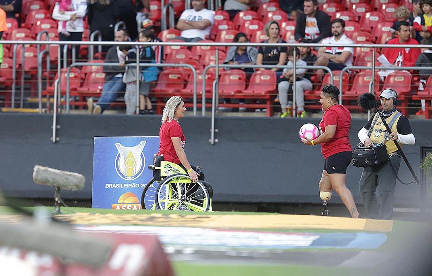Au Brésil, des athlètes handicapés remplacent les ramasseurs de balles ...