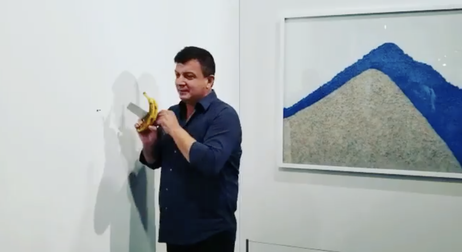 L'artiste Maurizio Cattelan vend une banane pour 120 000