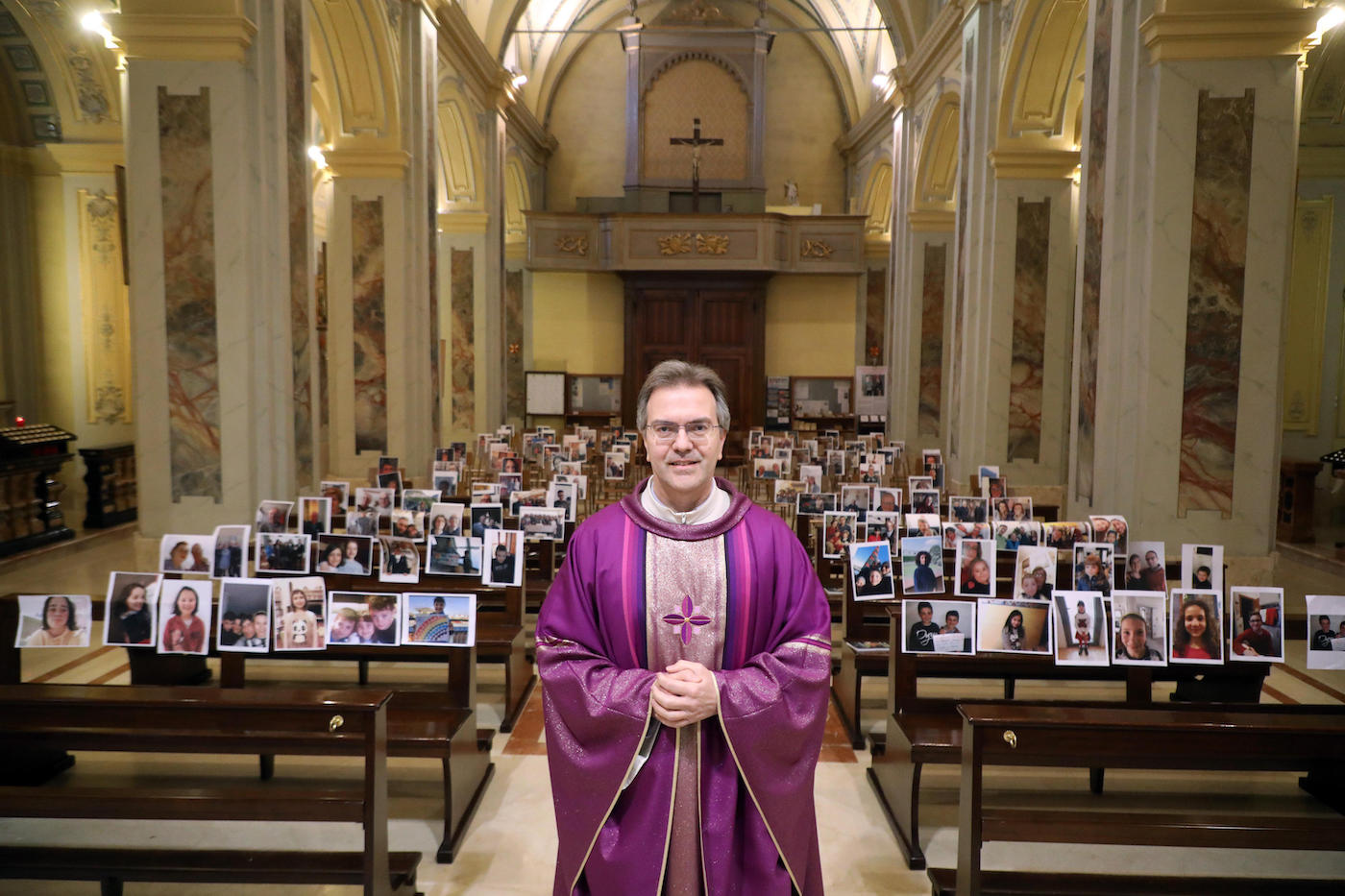 Italie : ce prêtre continue de célébrer la messe avec les photos des