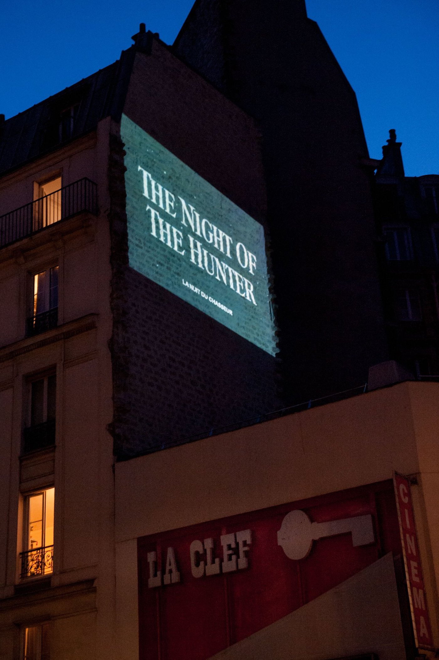 Paris : le cinéma La Clef projette des films sur un mur pour le confinement