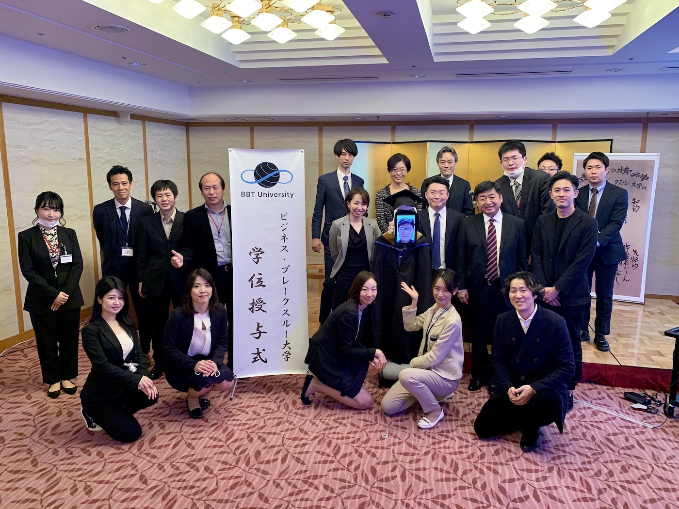 Japon les étudiants de cette université se voient remettre leur