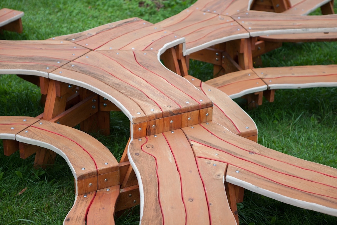 L’artiste Michael Beitz a conçu une table géante en forme d’arbre pour rassembler tout le monde