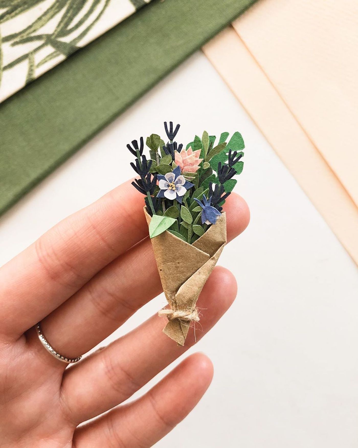 L'artiste Tania Lissova crée des bouquets de fleurs miniatures en papier