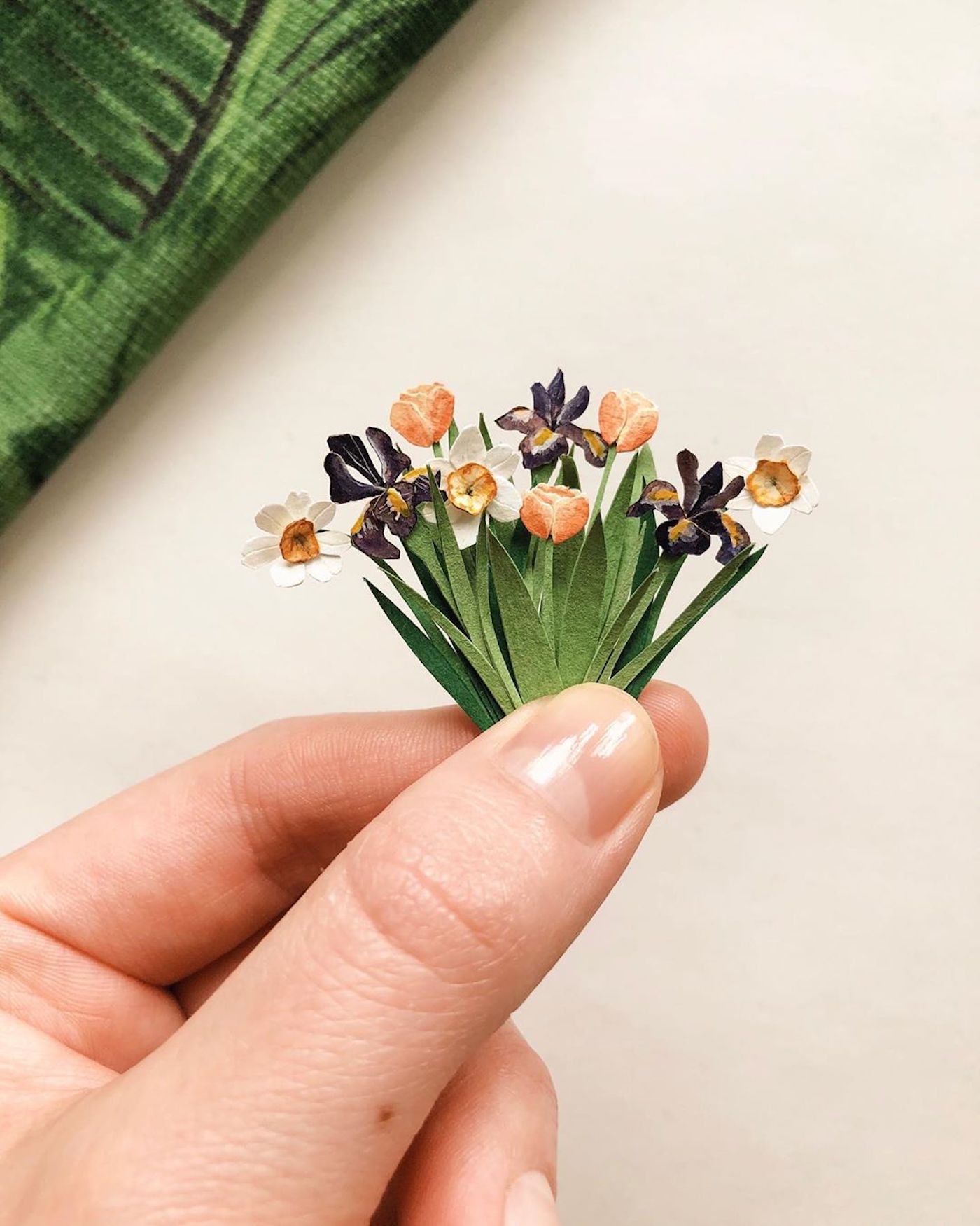 L'artiste Tania Lissova crée des bouquets de fleurs miniatures en papier