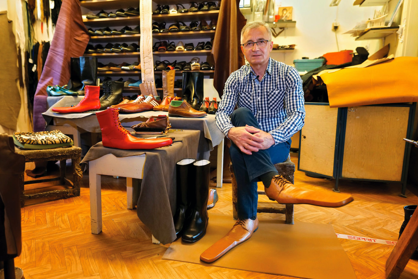 Un cordonnier roumain crée des chaussures taille 75 pour la distanciation physique