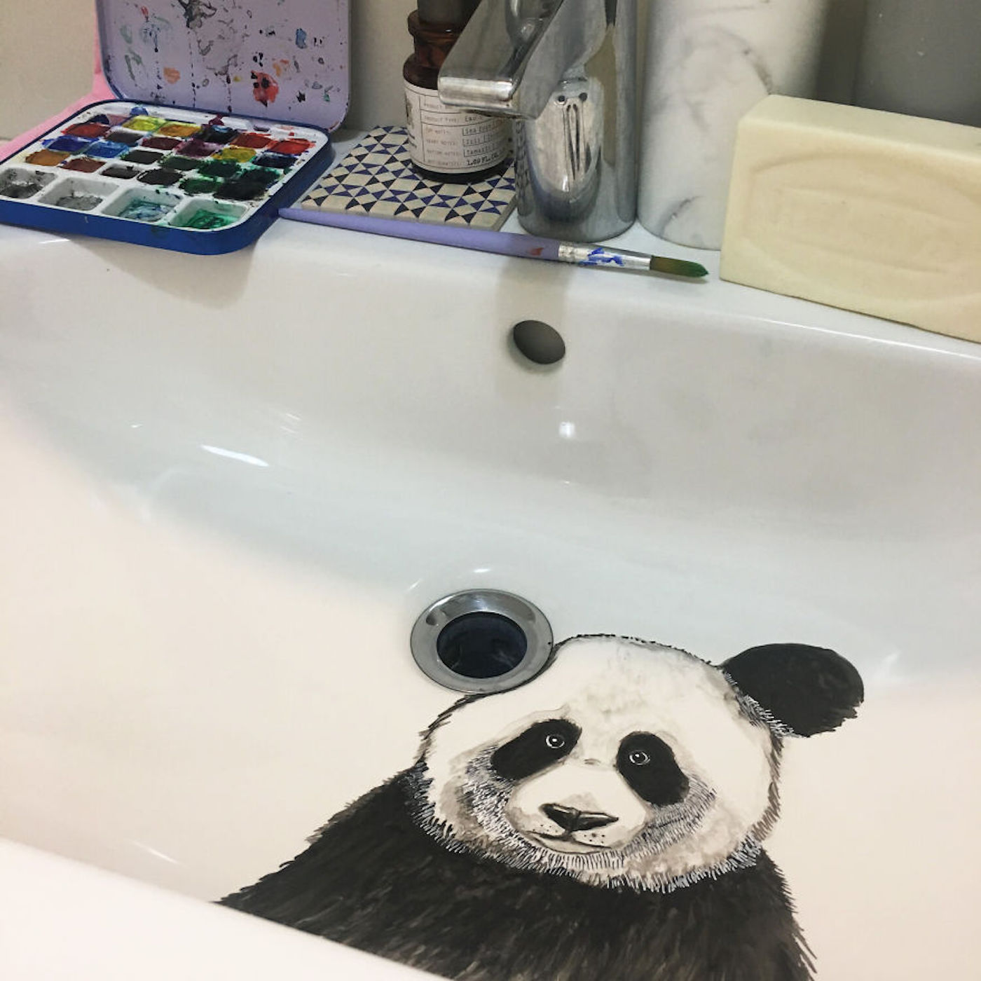Marta Grossi peint dans son lavabo