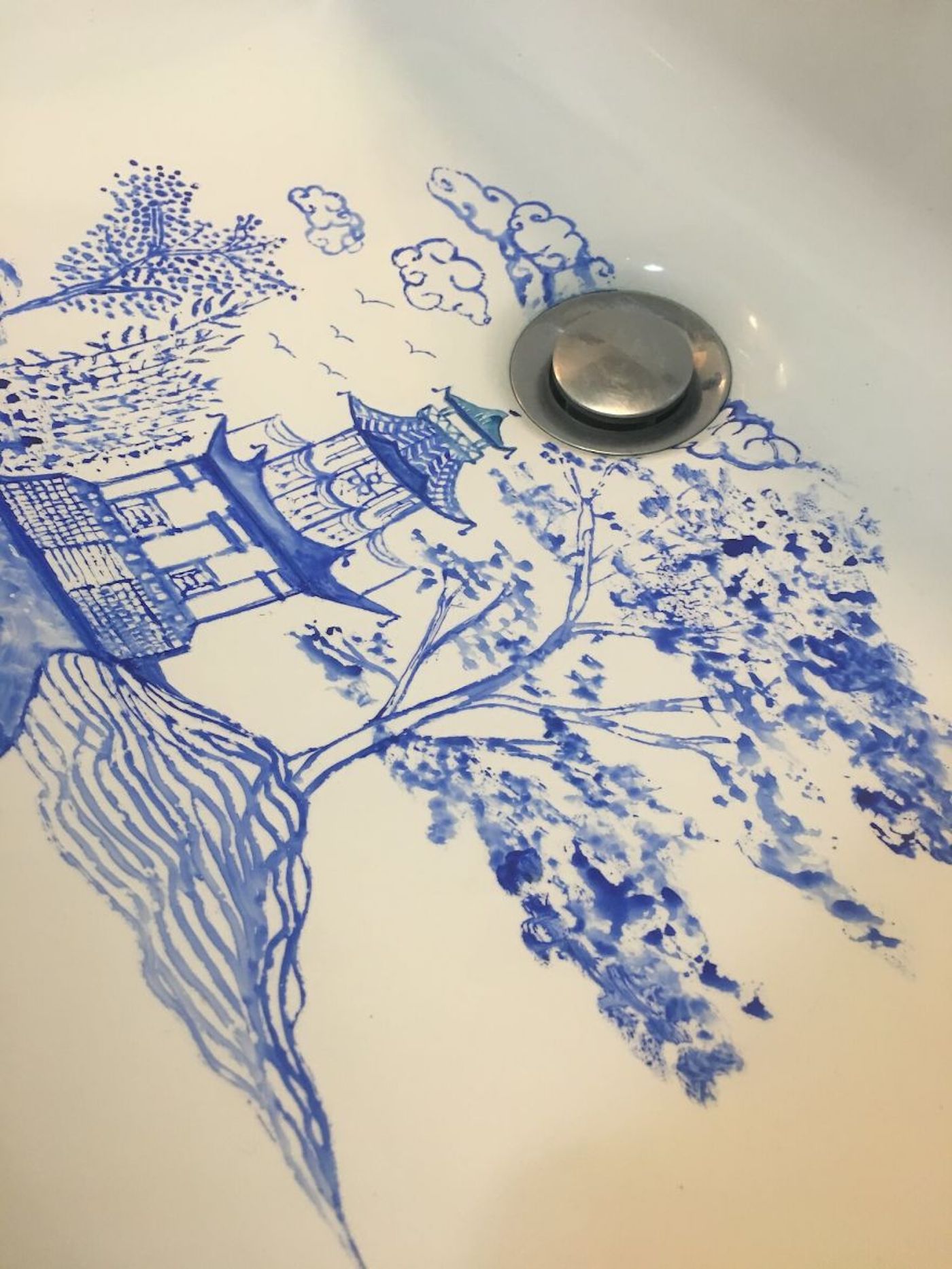 Marta Grossi peint dans son lavabo