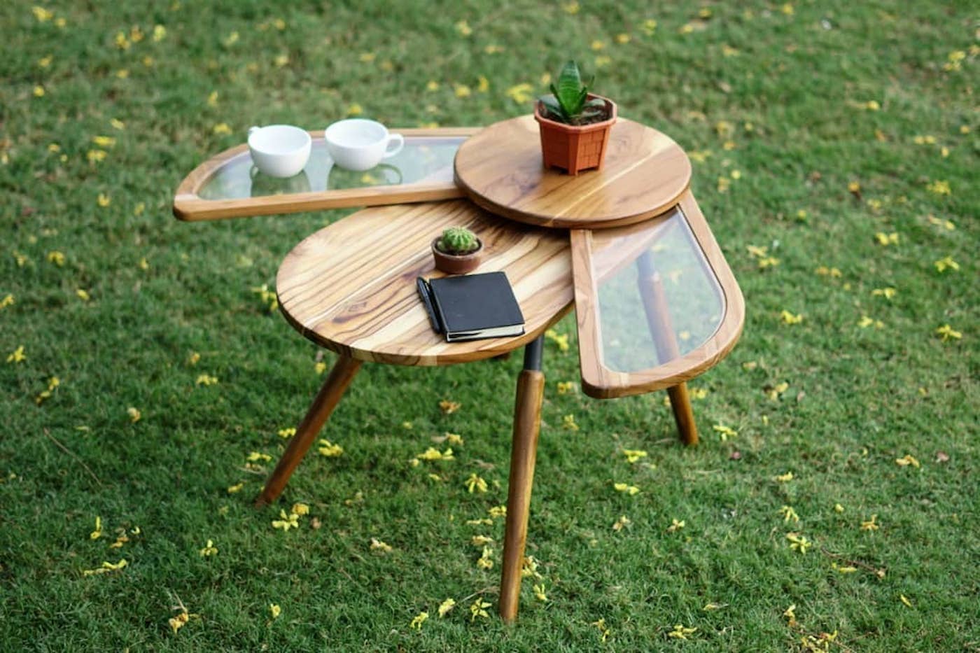 Cette table coccinelle conçue par Radhika Dhumal déploie ses ailes pour plus d'espace