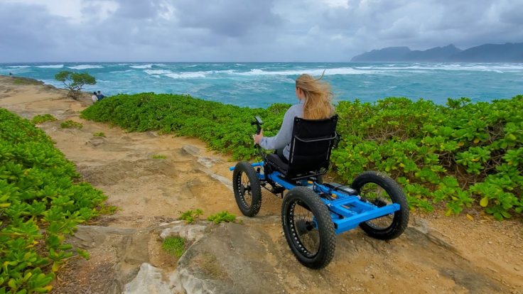 Il Cr E Un Fauteuil Roulant Tout Terrain Pour Sa Petite Amie Et Le Commercialise Face Au