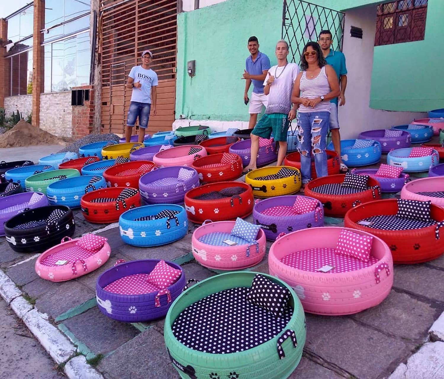 Le brésilien Amarildo Silva recycle les pneus usagés en panières pour chiens et chats