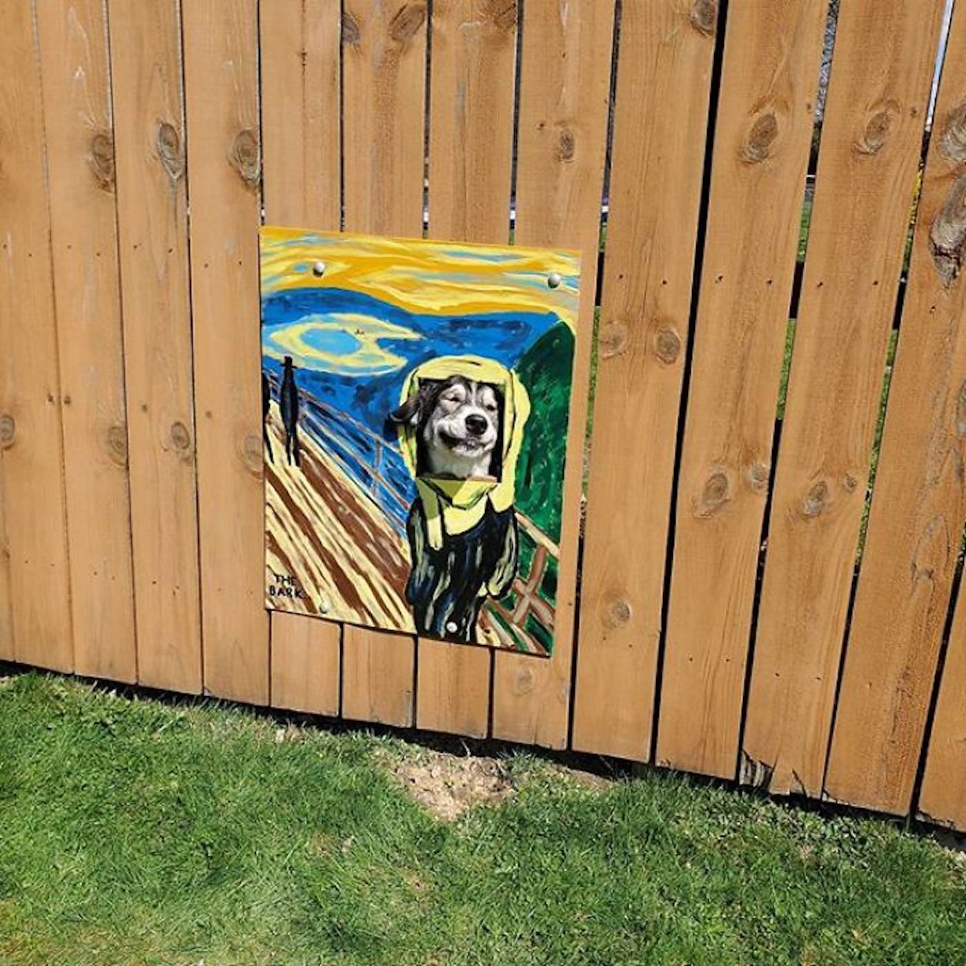 Pour amuser la voisinage, cette famille décore le trou de sa clôture avec créativité