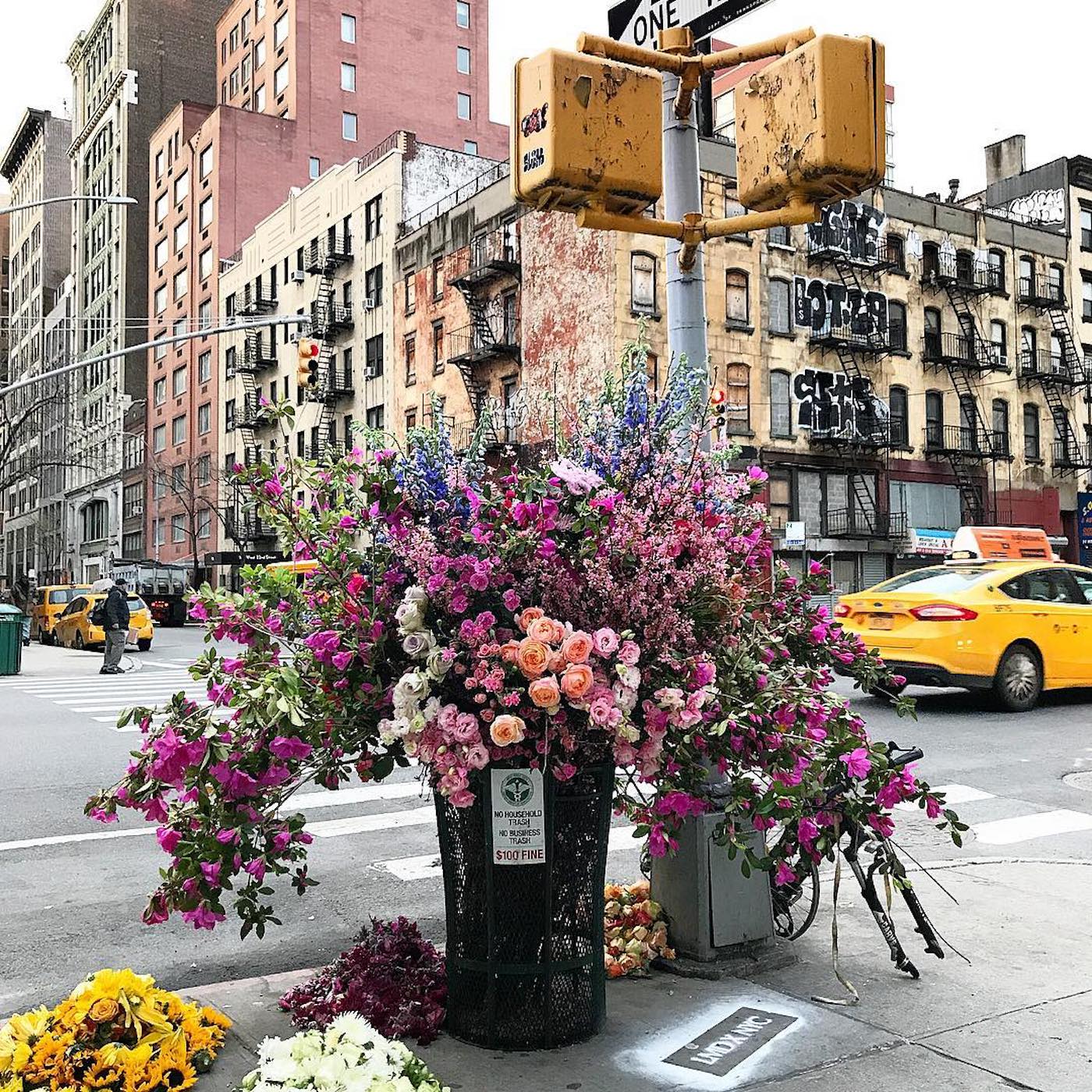 Le fleuriste Lewis Miller transforme les poubelles de New York en vases géants