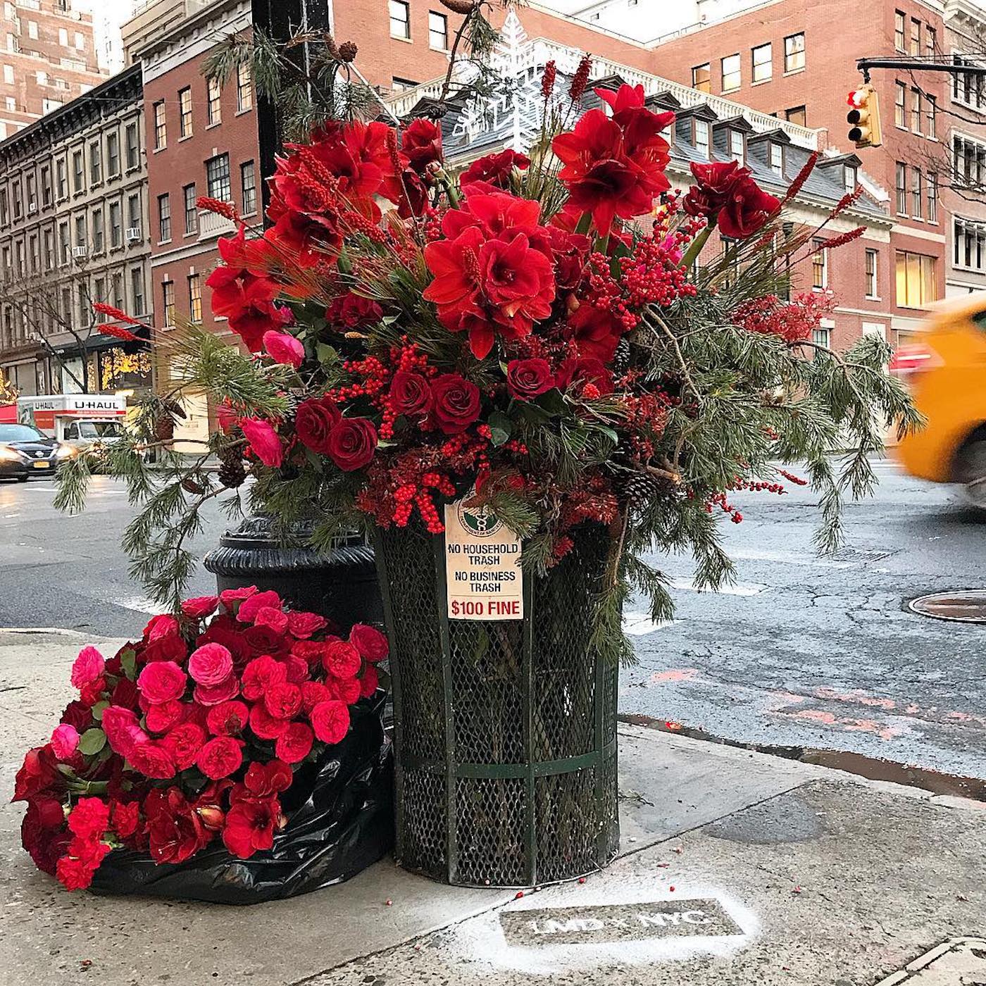 Le fleuriste Lewis Miller transforme les poubelles de New York en vases géants