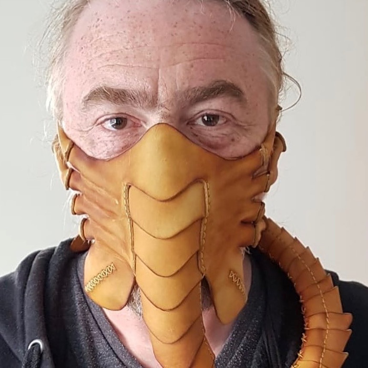 Cet artisan s'est fabriqué un masque de protection en cuir façon Alien